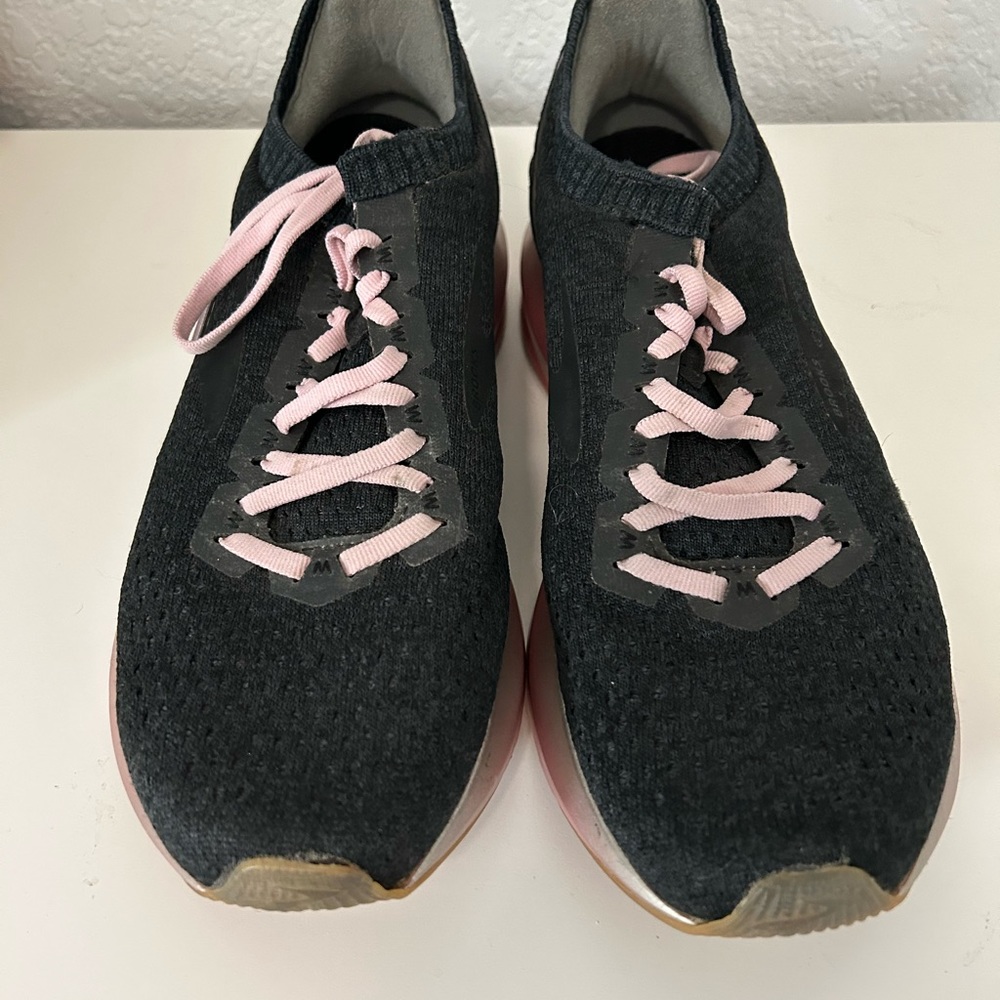 Brooks Women’s Levitate 2 Running Shoes in Limited Edition Pink/Black Size 10 - Picture 1 of 5